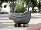 Скульптура, похожая на лодку