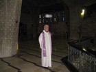 Католический священник в храме Благовещения в Назарете